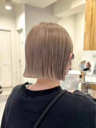 ショート カラー ぱつっとボブ/ 小野あかねのヘアスタイル