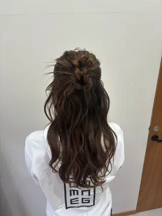 ロング ヘアアレンジ momo / カラー、カットモデルのヘアスタイル