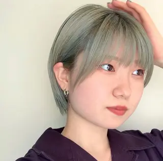 ショート カラー ハイトーン🤍 古江 実夢のヘアスタイル