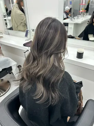 ロング カラー 抜け感レイヤー︴ ニュアンスカラーのヘアスタイル