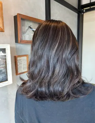 ミディアム 岡田 七海のヘアスタイル