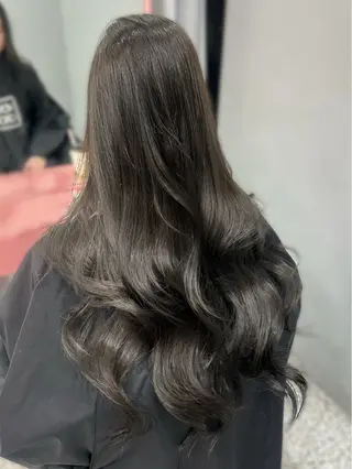 ロング カラー 𝑴𝑶𝑲𝑨渋谷 トレンド韓国ヘア🩷のヘアスタイル