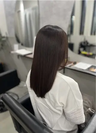 セミロング 落ち着く大人の 隠れ家サロンのヘアスタイル