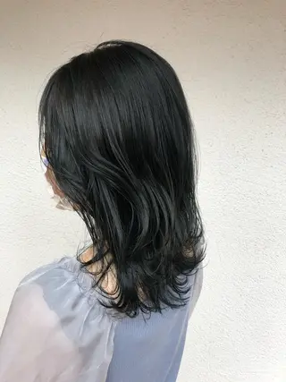 カラー kana .オリーブ /ナチュラルヘアのヘアスタイル