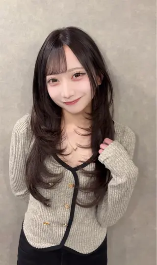 ロング がわ/ハイレイヤー /ハイトーンカラーのヘアスタイル