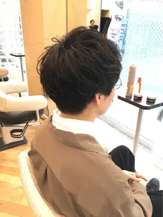 メンズ 渡部凌我 小顔ウルフ ハイトーンカラーのヘアスタイル