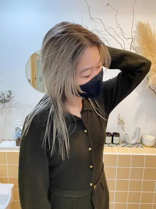 セミロング カラー 顔周りレイヤーカット ブリーチminamiのヘアスタイル