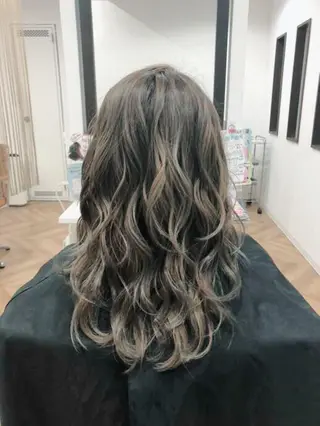 セミロング 艶髪/ハイトーン Sherryのヘアスタイル