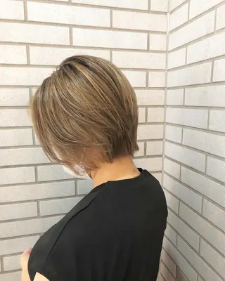 ショート カラー 中村 よしひでのヘアスタイル