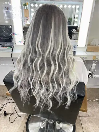 ロング 羽エクステ/ ハイトーンのヘアスタイル