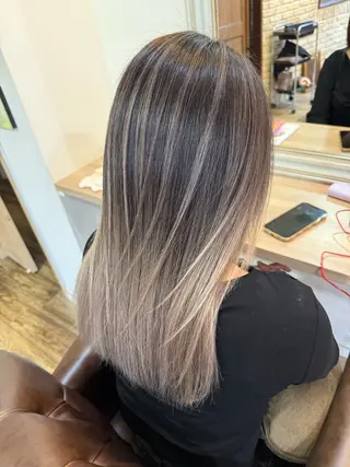 ロング カラー 服部 樹季のヘアスタイル