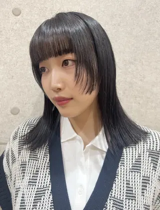 セミロング 透明感/地毛風カラー AYAKAのヘアスタイル