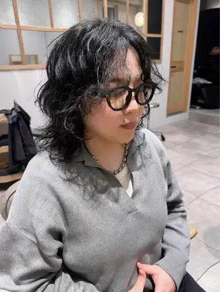 ミディアム カラー パーマ mina 🐈‍⬛ ラフな似合わせヘアのヘアスタイル