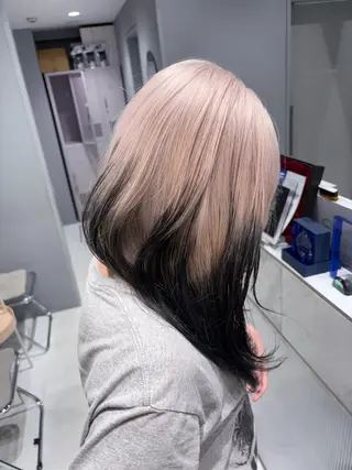 ミディアム カラー NANA🦖 ハイトーンデザインのヘアスタイル