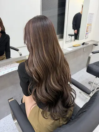ロング 瀧優華白髪ぼかし 大人レイヤー🩵のヘアスタイル