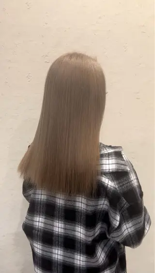 ロング ハイトーンベージュ /舘山優羽のヘアスタイル