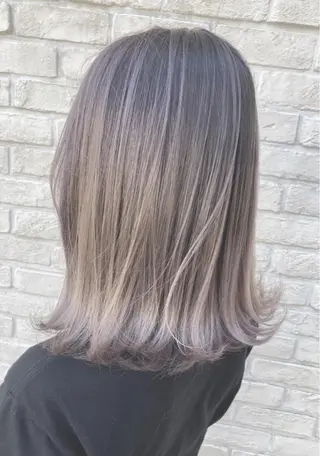 セミロング あやか 白髪ぼかしハイライトのヘアスタイル