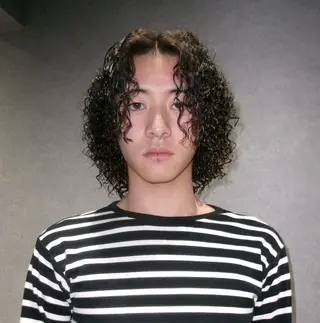 ミディアム パーマ メンズ ナオイ タイキのヘアスタイル