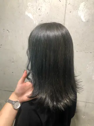 ミディアム 寒色/ベージュヘア ブリーチありMiOのヘアスタイル