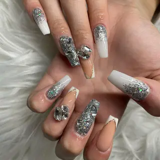 ミディアム ネイル Y. Sのネイルデザイン
