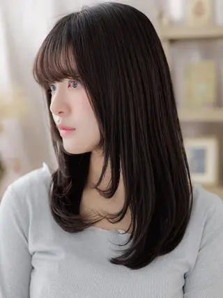 セミロング カラー 透明感カラー🫧胸元 彩那🩰ྀིのヘアスタイル