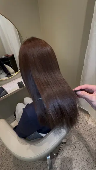 ロング 奥本 侑 髪質改善、ツヤ髪のヘアスタイル