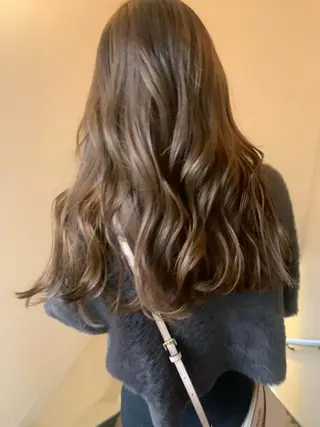 セミロング カラー 本間 結衣のヘアスタイル
