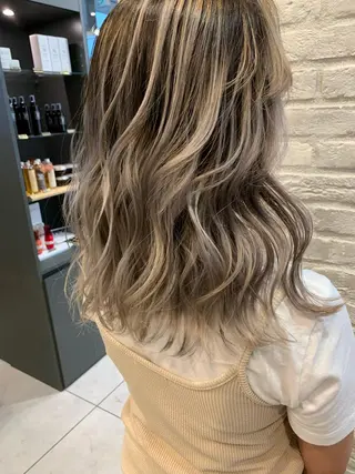 セミロング カラー 韓国レイヤー×艶髪 ハイトーンRyukiのヘアスタイル