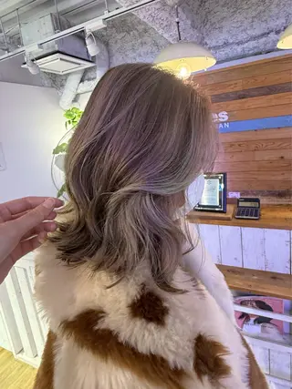ミディアム カラー RinoShores nagisaのヘアスタイル