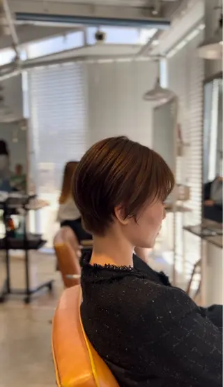 ショート バタフライレイヤー/ ニシトモユキのヘアスタイル