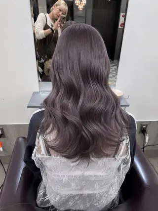 ミディアム 赤みなしオリーブ ハイトーン×レイヤーのヘアスタイル