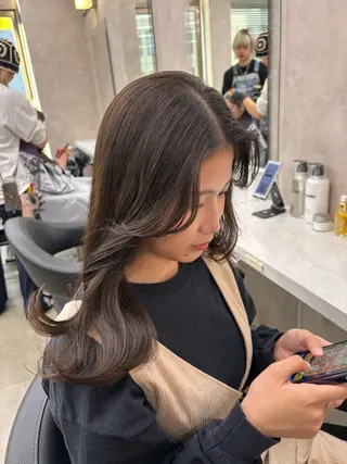 セミロング カラー 抜け感レイヤー︴ ニュアンスカラーのヘアスタイル