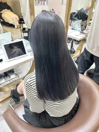 ロング カラー tomoya 透明感のグレージュのヘアスタイル