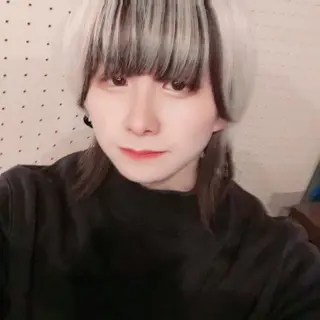 カラー メンズ 渡部凌我 小顔ウルフ ハイトーンカラーのヘアスタイル