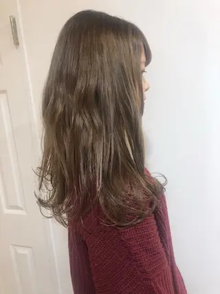 ロング カラー MIOベージュカラー 柔らかいカラーのヘアスタイル