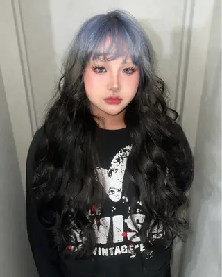 ロング ハイトーン デザインカラーのヘアスタイル