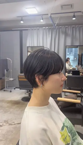 ショート バタフライレイヤー/ ニシトモユキのヘアスタイル