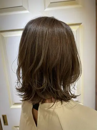 ミディアム 河上 麻衣/白髪ぼかしのヘアスタイル