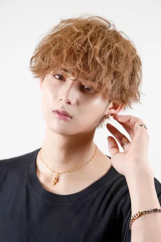 ミディアム カラー メンズ メンズ特化パーマ& カラー🔥浅野士稀のヘアスタイル