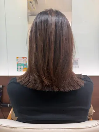 セミロング moe 矯正 さらさらストレートのヘアスタイル