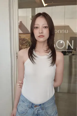 セミロング wakana/ 柔らかベージュカラーのヘアスタイル