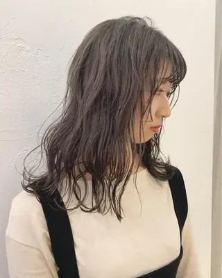 ミディアム カラー ハイトーンボブ 前田 表参道　グレージュのヘアスタイル