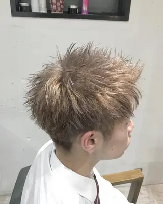 メンズ シンプル+αな デザインを 松崎陸のヘアスタイル