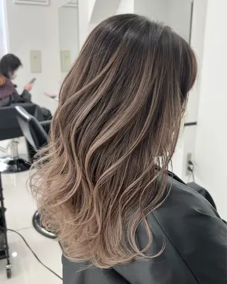 セミロング カラー ブリーチカラー 安田海音のヘアスタイル