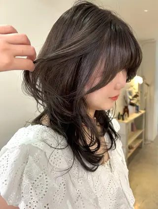 ミディアム カラー mizuki/ピンク ベージュ.レイヤーのヘアスタイル