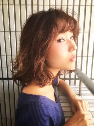 カラー ミディアム AnFye une qatllのヘアスタイル