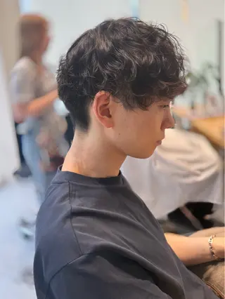 パーマ メンズ ミオ💎ショート 透ける暗髪のヘアスタイル