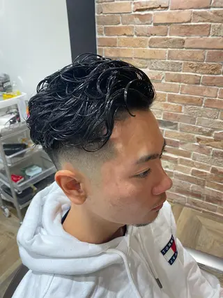 ショート パーマ メンズ 山﨑 愛也のヘアスタイル