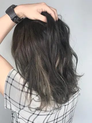 ミディアム カラー 森本 笑のヘアスタイル