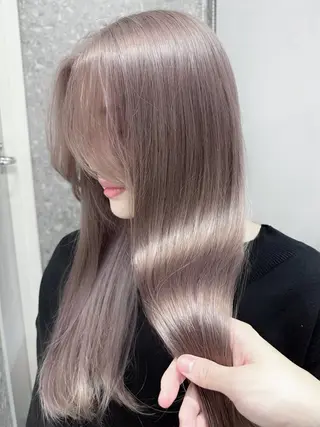 ロング カラー 失敗しないハイトーン ミルクティーベージュのヘアスタイル